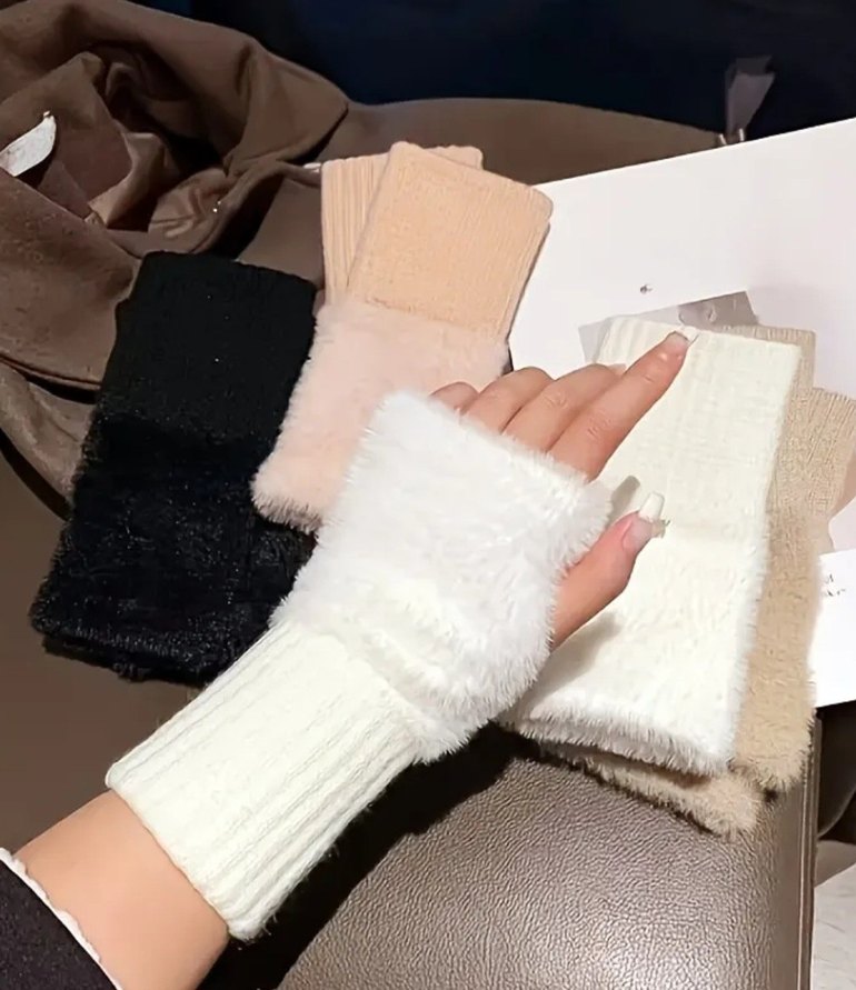 Beyaz Peluş Parmaksız Kışlık Eldiven - Görsel 2