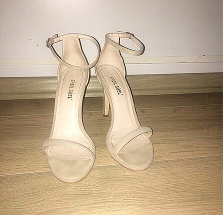 Nude topuklu ayakkabı