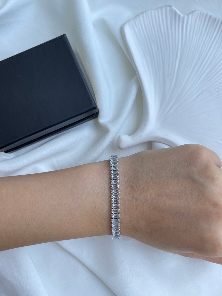 Zincir Detaylı Gri Kadın Bileklik - Görsel 3