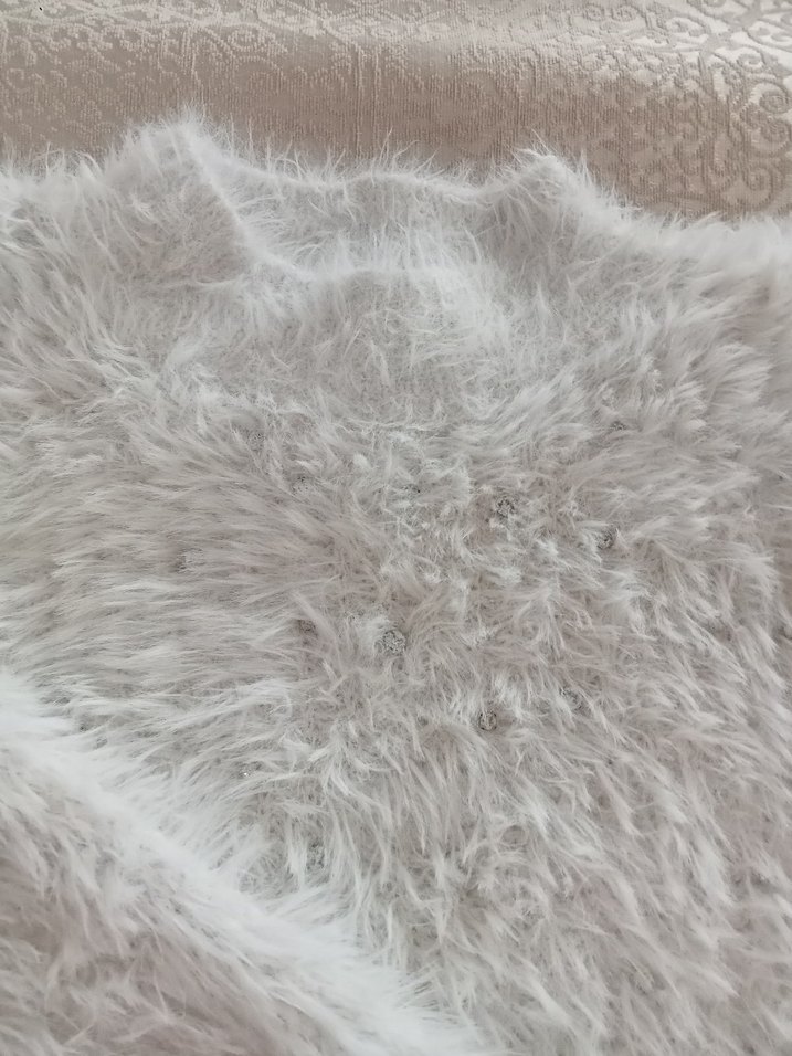 Beyaz Tüy Detaylı Kadın Kazak kısa - Görsel 3