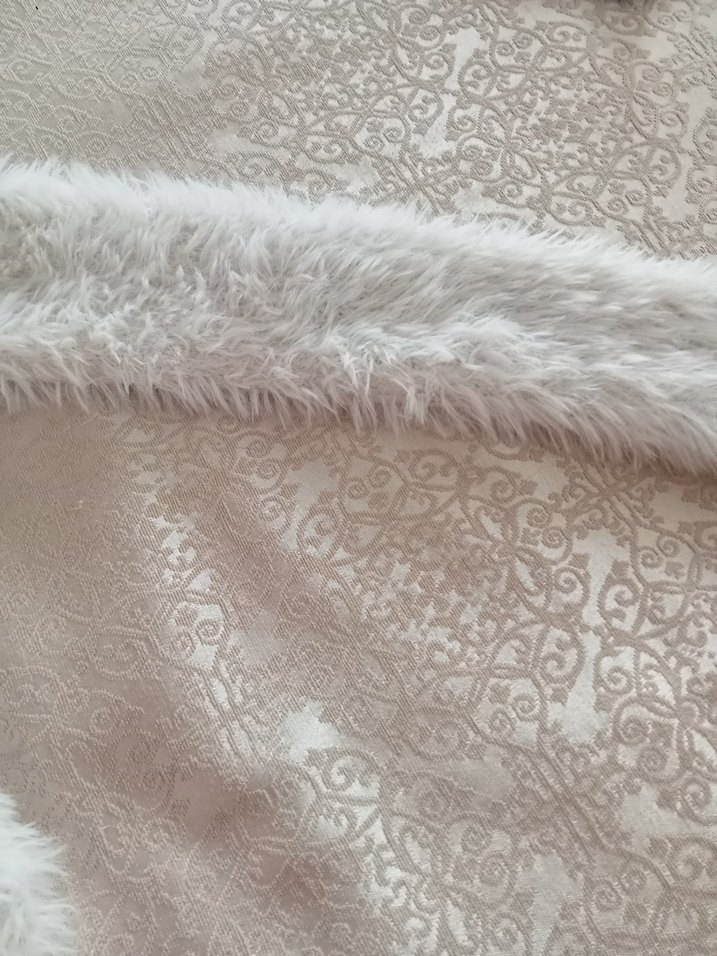 Beyaz Tüy Detaylı Kadın Kazak kısa - Görsel 2