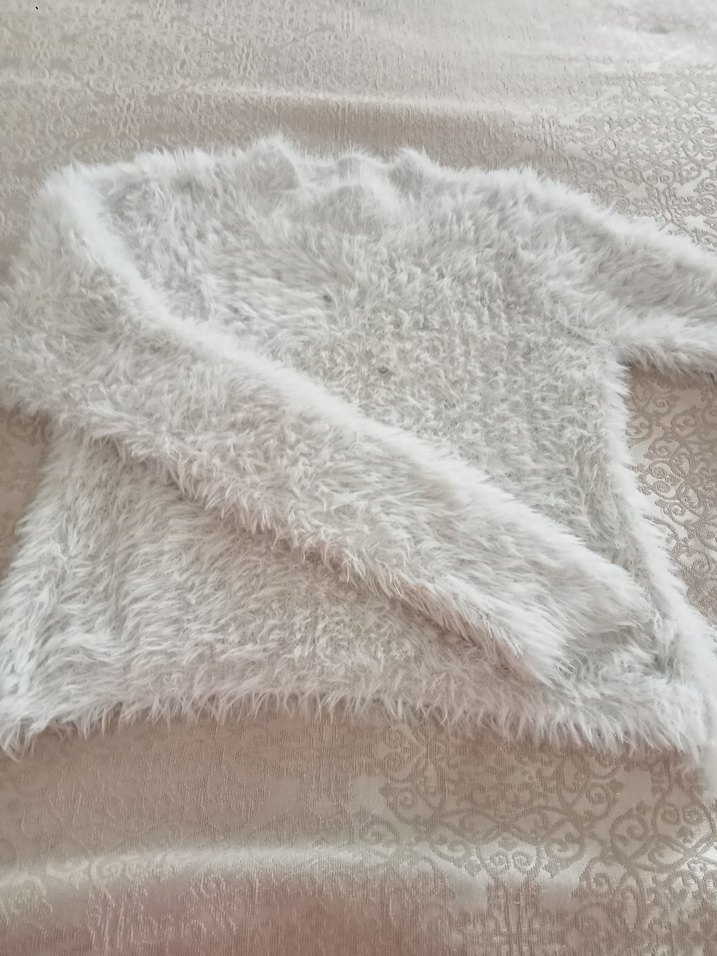 Beyaz Tüy Detaylı Kadın Kazak kısa - Görsel 4