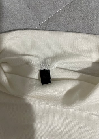 s Beden Beyaz Yüksek Yakalı Kolsuz Fitted Bluz
