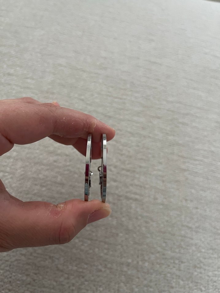 Gri Minimalist Halka Küpe ÇELİK - Görsel 3