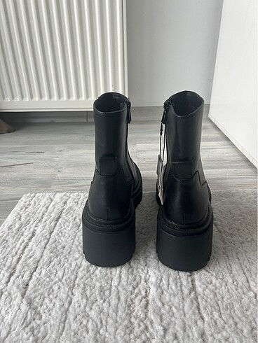 40 Beden siyah Renk Zara bot etiketli