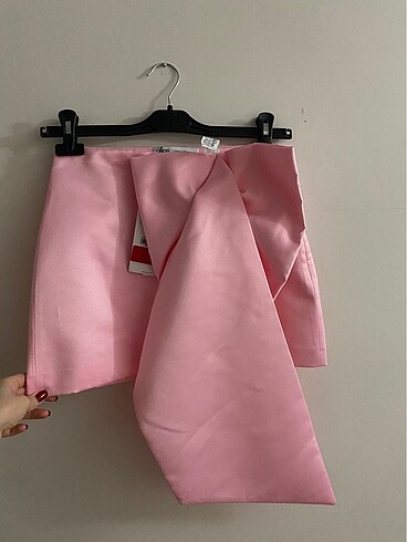 Pembe fiyonklu etek