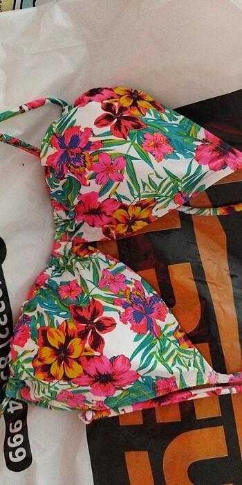 Primark bikini üstü etiketi uzerinde