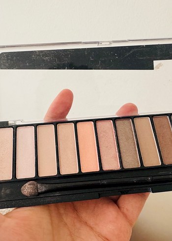 Bej Tonlarında Makyaj Paletleri ve Parfüm - Görsel 8