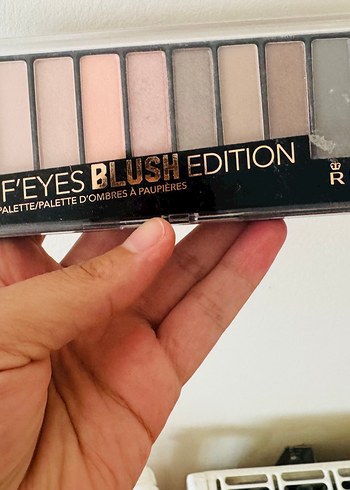 Bej Tonlarında Makyaj Paletleri ve Parfüm - Görsel 9