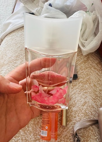 Bej Tonlarında Makyaj Paletleri ve Parfüm - Görsel 3