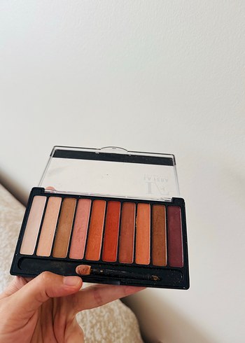 Bej Tonlarında Makyaj Paletleri ve Parfüm - Görsel 6