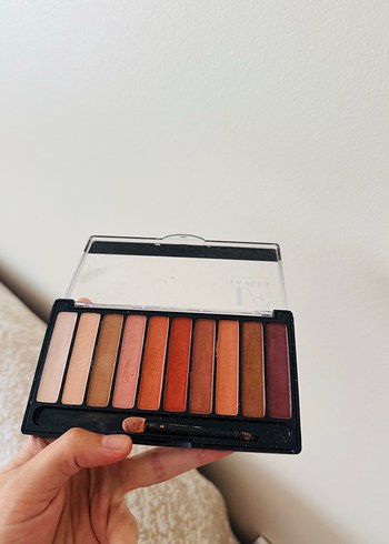 Bej Tonlarında Makyaj Paletleri ve Parfüm - Görsel 5