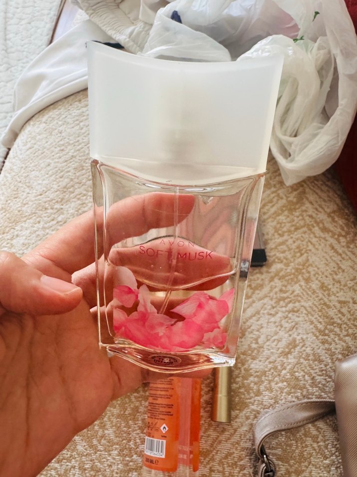 Bej Tonlarında Makyaj Paletleri ve Parfüm - Görsel 3