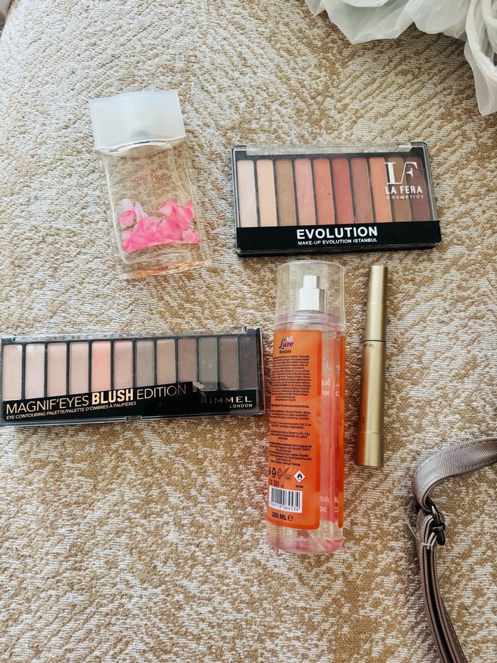 Bej Tonlarında Makyaj Paletleri ve Parfüm - Görsel 2