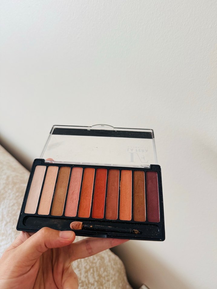 Bej Tonlarında Makyaj Paletleri ve Parfüm - Görsel 5