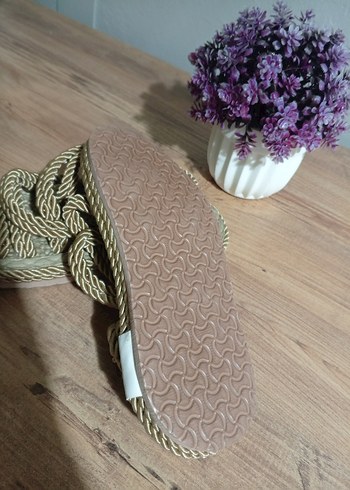 Bej Yılan Desenli Zincir Detaylı çocuk Dolgu Topuk Sandalet - Görsel 2