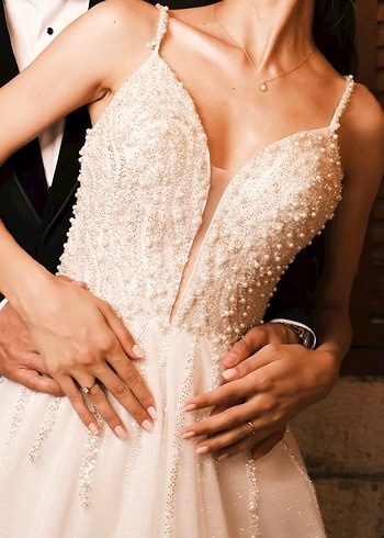 V Yaka İnce Askılı Uzun Beyaz Gelinlik - Görsel 3