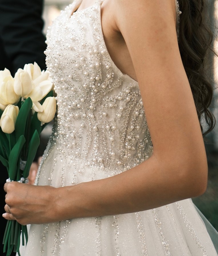 V Yaka İnce Askılı Uzun Beyaz Gelinlik - Görsel 4