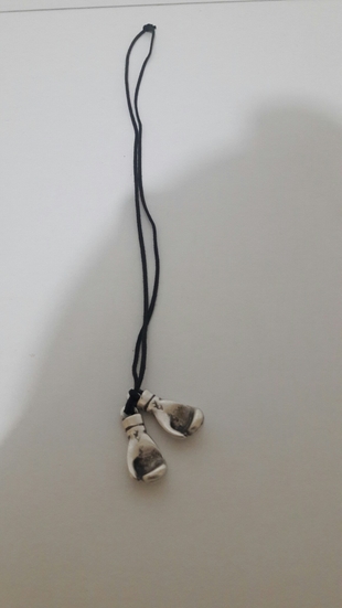 boks eldivenli kolye 