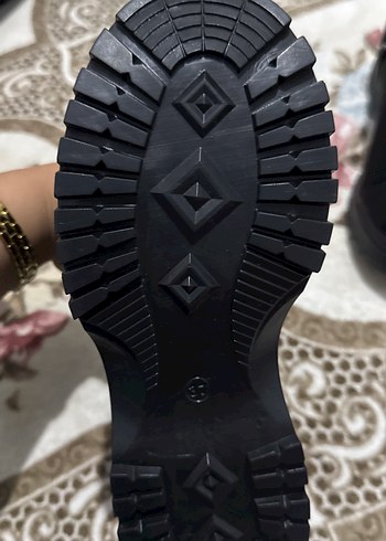 Siyah kısa kadın bot - Görsel 3