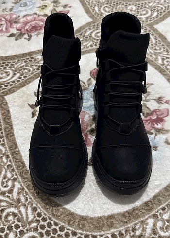 Siyah kısa kadın bot - Görsel 2