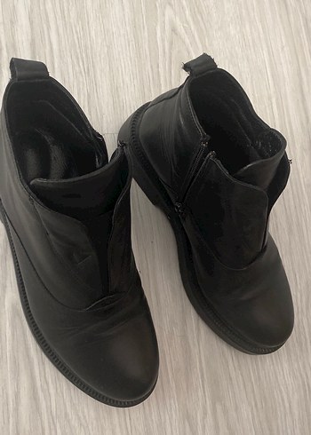 Siyah Minimalist Kadın bot