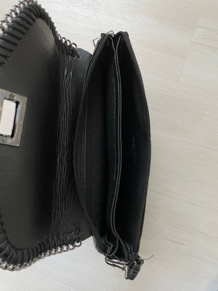 Zincir Detaylı Siyah Portföy Çanta - Görsel 3