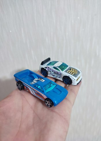 2013 mattel hot wheels oyuncak araba, 2 adedin fiyatıdır