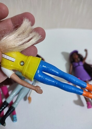 Beden Renk 3 adet mattel kız figür oyuncak, hepsinin fiyatıdır