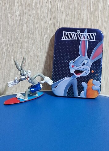 Bugs bunny Figür ve metal kutu