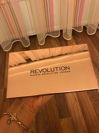 Makeup Revolution - Flawless Resurrection 3 Paleti