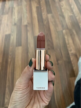 Yaemina Beauty - velvet semi matte ruj ?love bruise