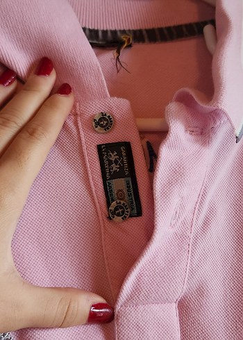 Pembe Nakış Detaylı Kısa Kollu Polo Yaka Tişört
Açıklama - Görsel 6