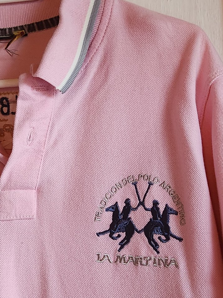 Pembe Nakış Detaylı Kısa Kollu Polo Yaka Tişört
Açıklama - Görsel 4