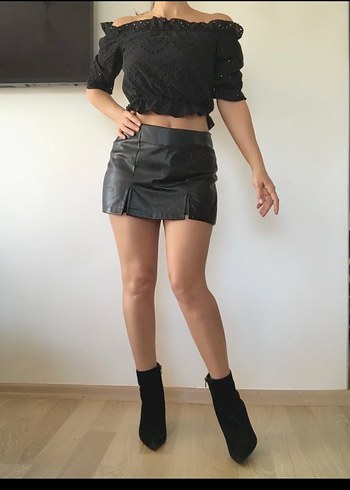 Siyah Suni Deri Şort Etek ve Fırfırlı Bluz - Görsel 5