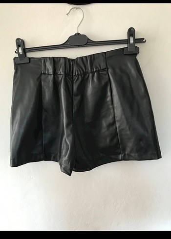 Siyah Suni Deri Şort Etek ve Fırfırlı Bluz - Görsel 14