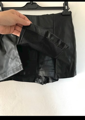 Siyah Suni Deri Şort Etek ve Fırfırlı Bluz - Görsel 10