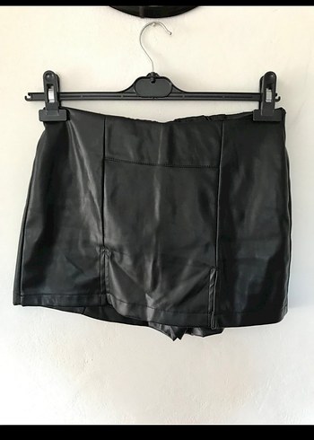 Siyah Suni Deri Şort Etek ve Fırfırlı Bluz - Görsel 9