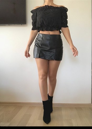 Siyah Suni Deri Şort Etek ve Fırfırlı Bluz - Görsel 2