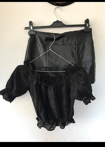 Siyah Suni Deri Şort Etek ve Fırfırlı Bluz - Görsel 8