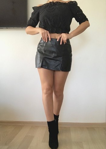 Siyah Suni Deri Şort Etek ve Fırfırlı Bluz - Görsel 3