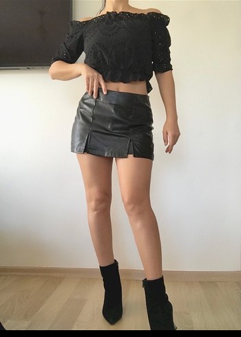 Siyah Suni Deri Şort Etek ve Fırfırlı Bluz - Görsel 4