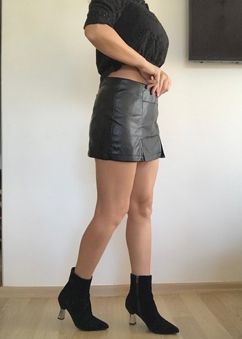 Siyah Suni Deri Şort Etek ve Fırfırlı Bluz - Görsel 7