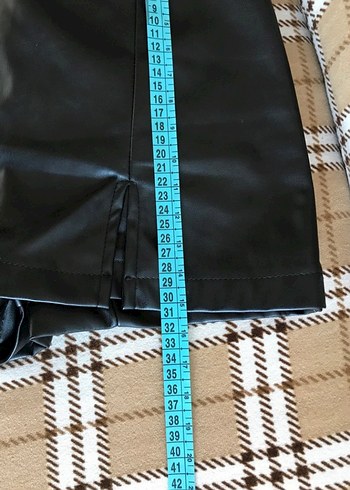 Siyah Suni Deri Şort Etek ve Fırfırlı Bluz - Görsel 12