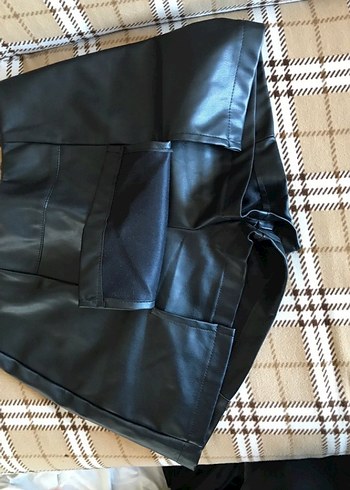 Siyah Suni Deri Şort Etek ve Fırfırlı Bluz - Görsel 13