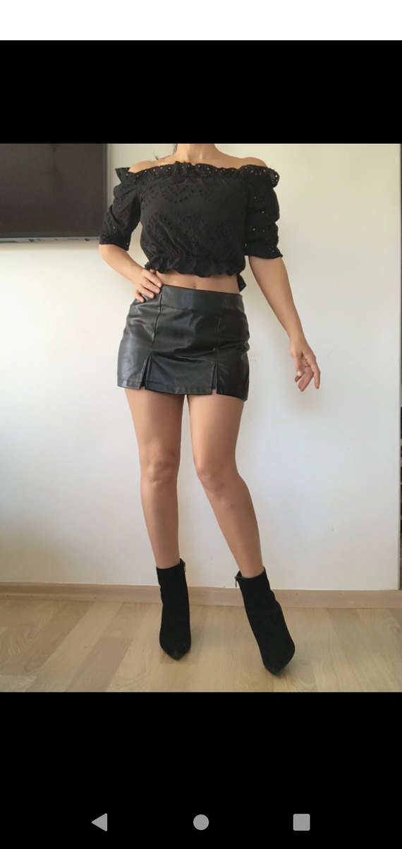 Siyah Suni Deri Şort Etek ve Fırfırlı Bluz - Görsel 5