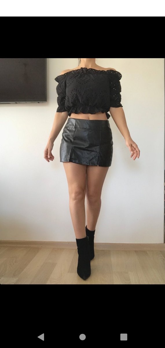 Siyah Suni Deri Şort Etek ve Fırfırlı Bluz - Görsel 2