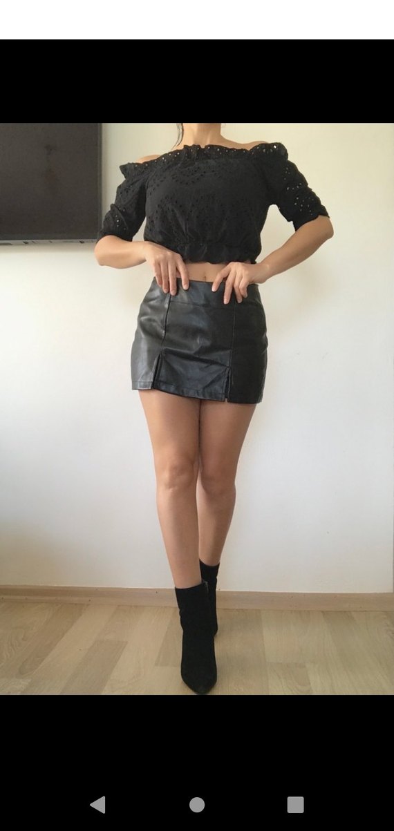 Siyah Suni Deri Şort Etek ve Fırfırlı Bluz - Görsel 3