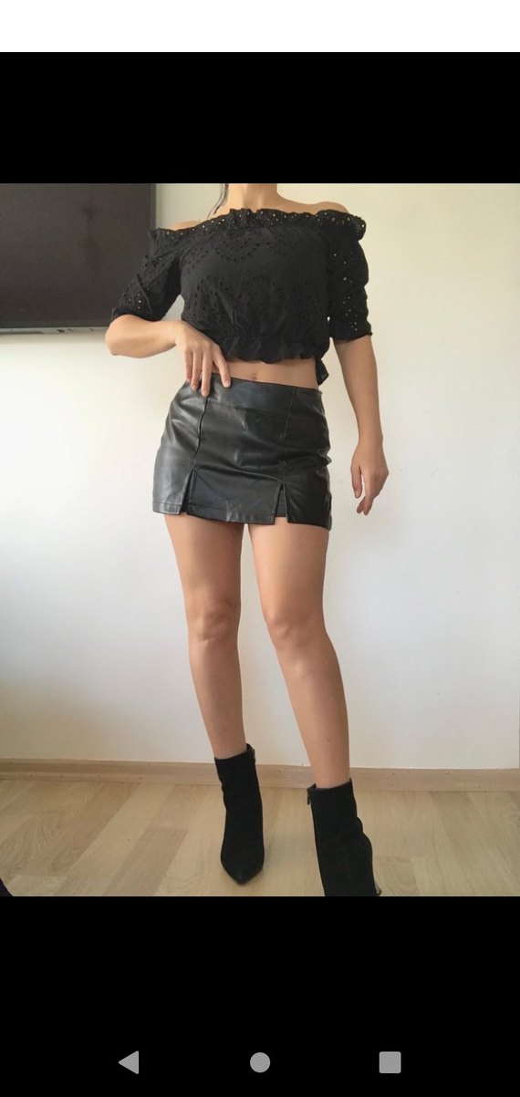 Siyah Suni Deri Şort Etek ve Fırfırlı Bluz - Görsel 4
