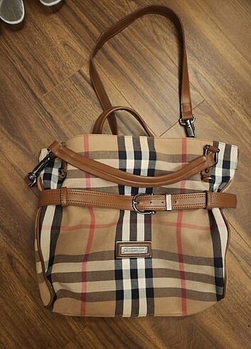 Burberry burberry çanta hem omuz hem uzun askılı çok çok az kullanıldı ye